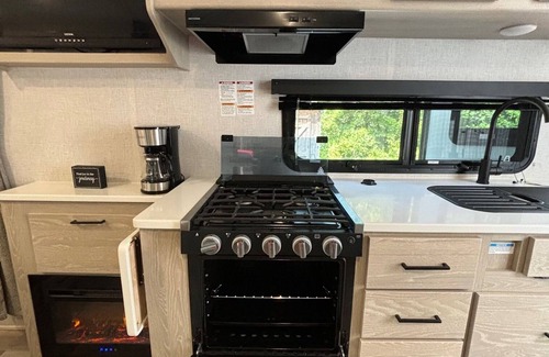Roan Mountain House | Couples Glamping! 1 Bedroom RV with AC, Heat & Wi-Fi in beautiful Roan Mountain