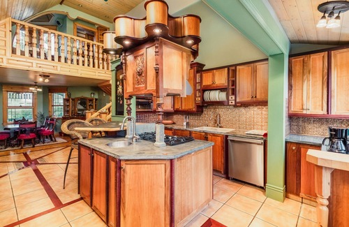 Drumheller House | Couples or Group Getaway