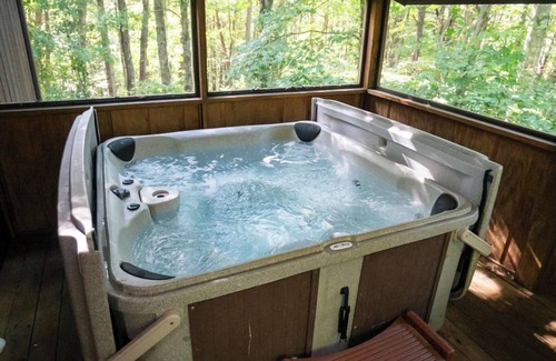 Logan Cabin | Couples Paradise II - Hosted by The Chalets