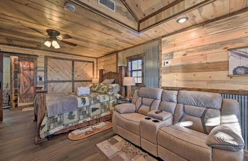 Broken Bow Apartment | Couples Retreat Woodsy Broken Bow Studio!