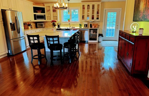 Center Conway House | Couples Villa Retreat w/85” Sony HD 8K TV Pool table New Jacuzzi Spa & Game room