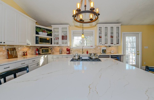 Center Conway House | Couples Villa Retreat w/85” Sony HD 8K TV Pool table New Jacuzzi Spa & Game room
