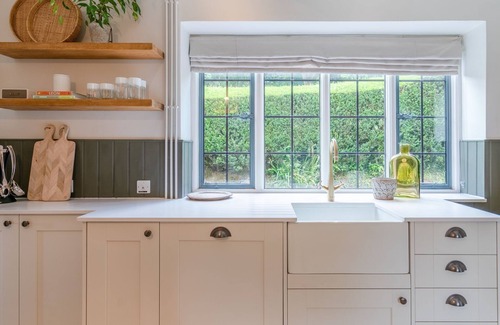 Brimpsfield Cottage | Court Cottage - sleeps 8 guests in 4 bedrooms