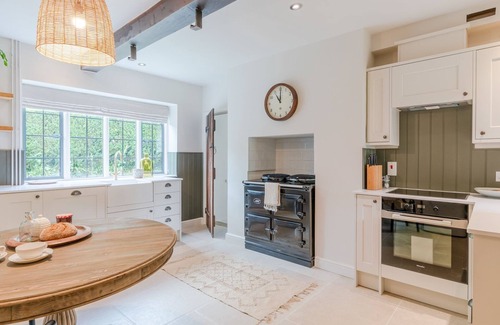 Brimpsfield Cottage | Court Cottage - sleeps 8 guests in 4 bedrooms