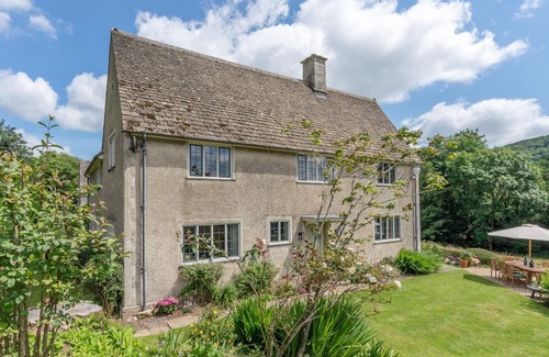 Brimpsfield Cottage | Court Cottage - sleeps 8 guests in 4 bedrooms