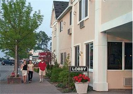 Mackinaw City Hotel | Court Plaza Inn & Suites of Mackinaw