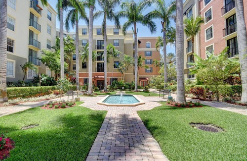 Downtown West Palm Beach Condo | Courtyard at Cityplace condo with beautiful pool view and 2 bedrooms 2 baths.