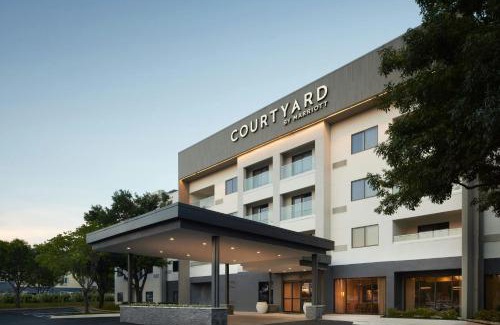Franklin Park Hotel | Courtyard Austin South