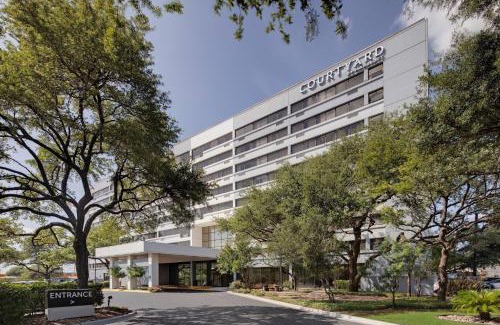 North Loop Hotel | Courtyard Austin-University Area