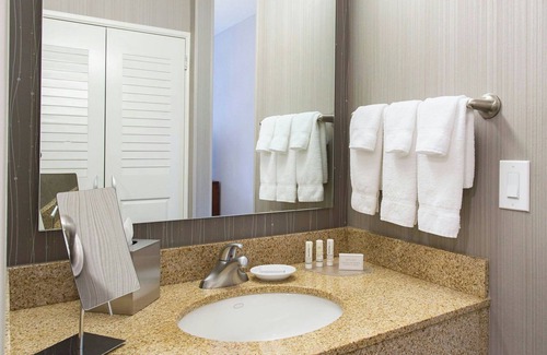Rochester Hotel | Courtyard by Marriott Rochester Brighton