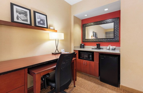 Holland Hotel | Courtyard by Marriott Toledo Airport Holland