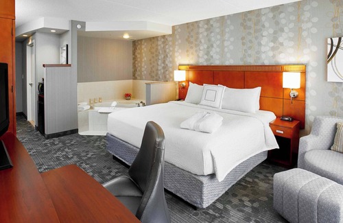 Steeles Industrial Hotel | Courtyard by Marriott Toronto Brampton