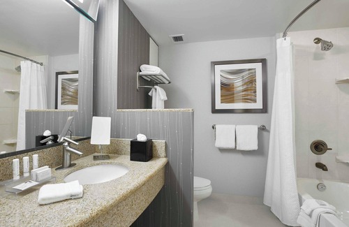 Steeles Industrial Hotel | Courtyard by Marriott Toronto Brampton