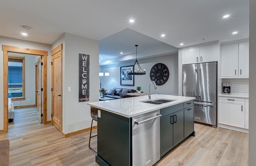 Canmore Condo | Courtyard Charm - 1 BR King/1 bath condo