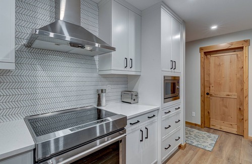Canmore Condo | Courtyard Charm - 1 BR King/1 bath condo