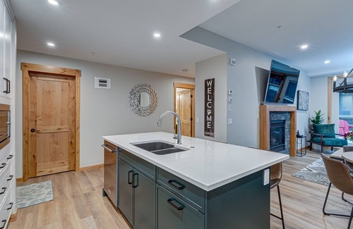 Canmore Condo | Courtyard Charm - 1 BR King/1 bath condo