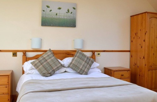 Tomich Cottage | Courtyard Cottages with wifi, 2 bedrooms sleeping 4, en-suites