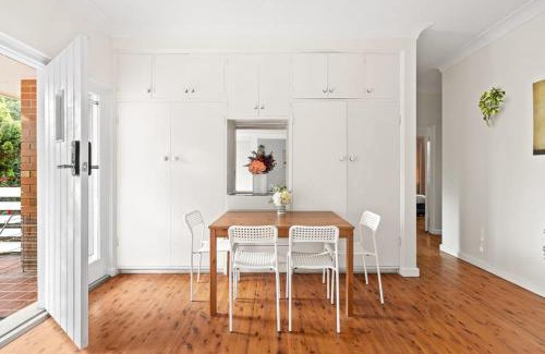 Killara House | Courtyard Double Room - Next to Transport & Shops - Shared Bathroom