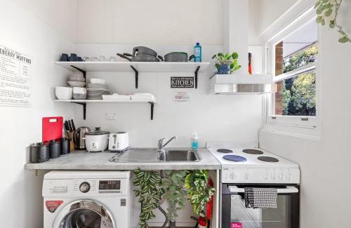 Killara House | Courtyard Double Room - Next to Transport & Shops - Shared Bathroom