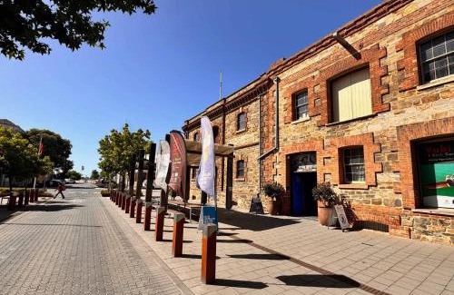 Port Adelaide House | Courtyard Home In Historic Port Adelaide