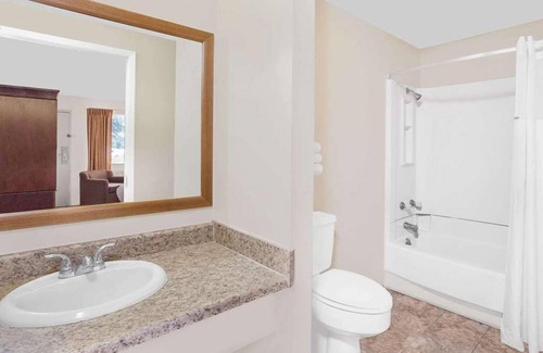 Crockett Hotel | Courtyard Hotel & Event Center