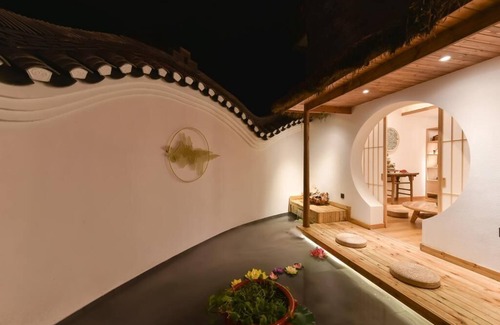 Fort Smith House | Courtyard light luxury hotel