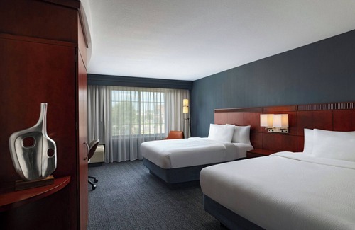 Aksarben - Elmwood Park Hotel | Courtyard Marriott Aksarben Village