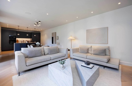 Hampstead House | Courtyard Oasis, by Veeve