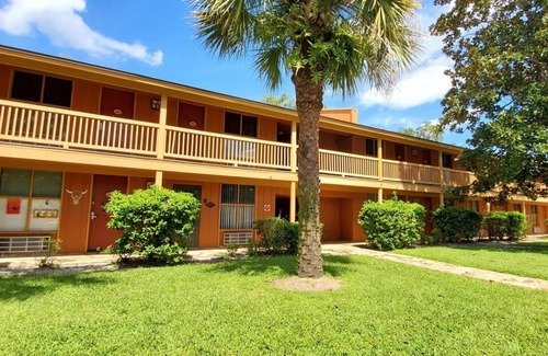 River Ranch Condo | COURTYARD SUITE steps to Pool and Rodeo! 257