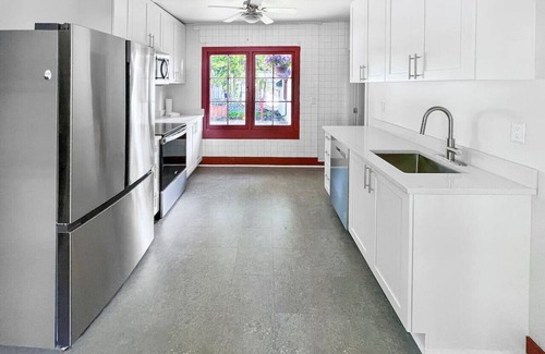 Nelson House | Courtyard View Room in Lake House
