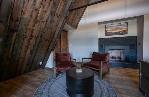 Thayerville House | Cove Creek Lodge 207 Standard Double Queen Fireplace Room