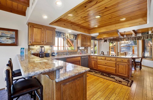 Boulder Bay Cabin | Cove Lakefront Chalet- Hot Tub- Games- Boat Dock
