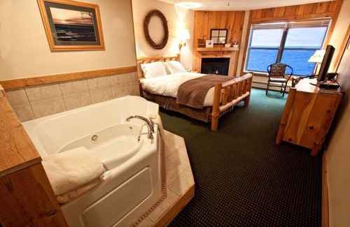 Beaver Bay Hotel | Cove Point Lodge