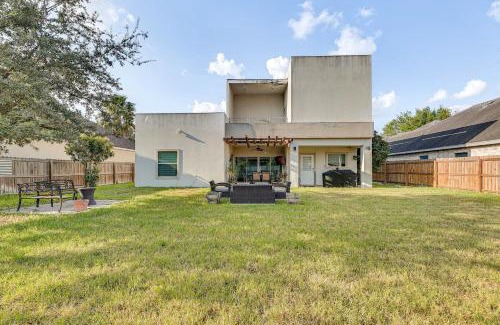 McAllen House | Covered Patio and Grill Colorful McAllen Home