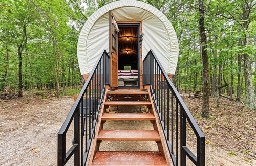 Hochatown Apartment | Covered Wagon Vacation Rental in Broken Bow!