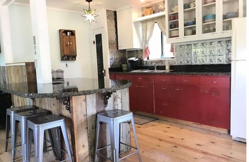 Fiddletown Cottage | Cowboy Cabin Rustic cottage near Wine Country