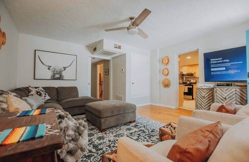 Westside House | Cowboy Den+Hot Tub+Game Room+Pet Friendly+No Pet Fee!