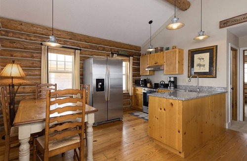 Big Sky Cabin | Cowboy Heaven Cabin - Alpine Escape - Ski-in/ski-out, Hot Tub, Amazing Views