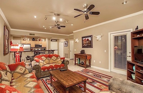 Village Fairways Condo | Cowboy House Luxurious 3 bedroom Condo/CommunityPool/Grayhawk/Scottsdale