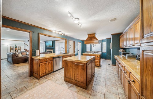 Tulsa House | Cowboy Inspired Fun For A Big Group Just Minutes from Tulsa’s Best Attractions!