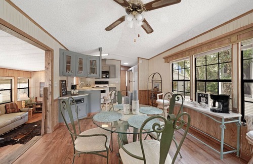 River Ranch House | Cowboys and cowgirls are you looking for a wonderful dude ranch? take a look!
