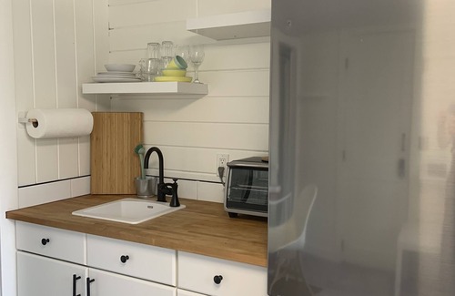 Cowichan Bay House | Cowibbean Cottage Uniquely situated over the ocean