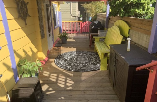 Cowichan Bay House | Cowibbean Cottage Uniquely situated over the ocean
