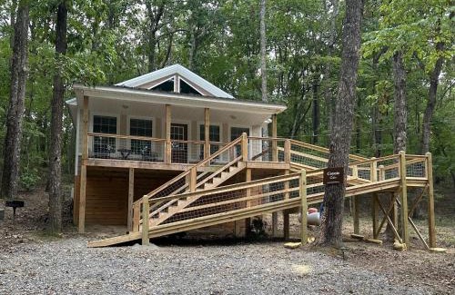 Fort Payne House | Coyote Cabin at Woodland Retreat at DeSoto beside DeSoto State Park