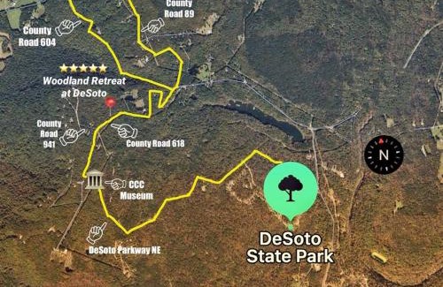 Fort Payne House | Coyote Cabin at Woodland Retreat at DeSoto beside DeSoto State Park