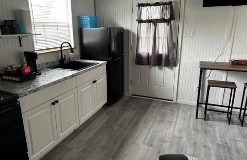 Richland Springs Cabin | Coyote Country White Cabin 1BR/1BA on a tall hill
