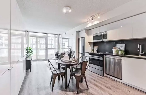 Bathurst Quay Condo | Cozy 1+1 Bedroom Condo in Downtown Toronto