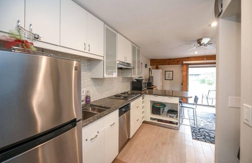 Bunker Oaks Condo | Cozy 1/1 Condo Overlooking the Groves Golf Course Community Pool