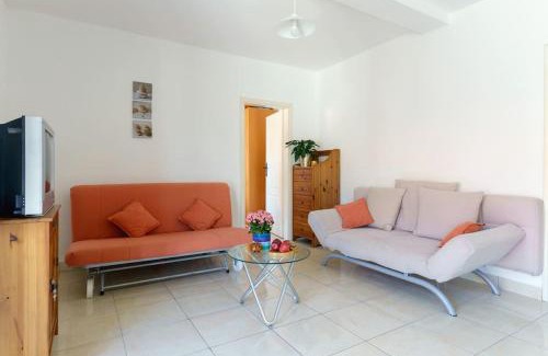 Donji Stoliv Apartment | Cozy 1 bd a stone throw from sea