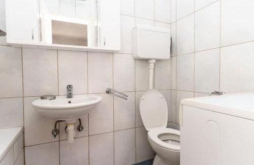 Donji Stoliv Apartment | Cozy 1 bd a stone throw from sea